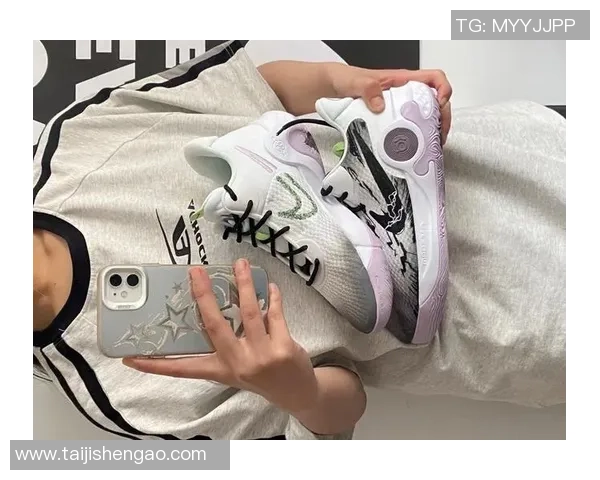 足球明星个性涂鸦鞋子展示时尚与创意的完美结合 足球明星个性涂鸦鞋子展示时尚与创意的完美结合